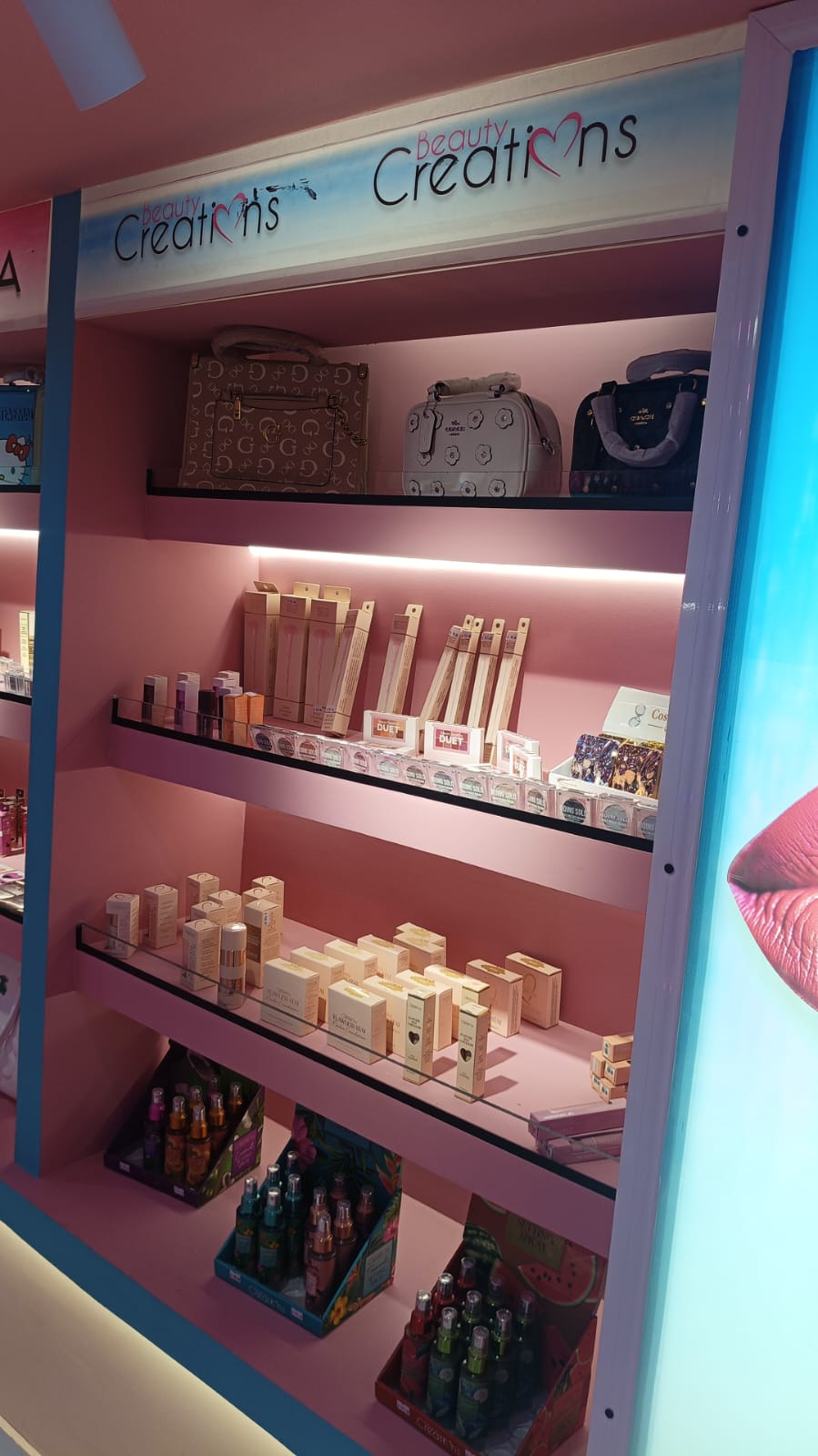 Colección de cosméticos modernos y productos de belleza