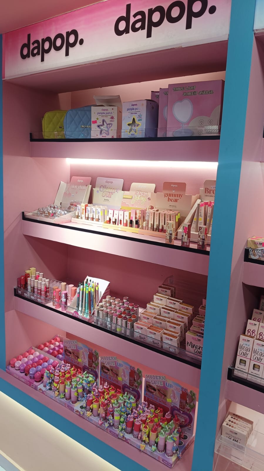 Colección de cosméticos modernos y productos de belleza