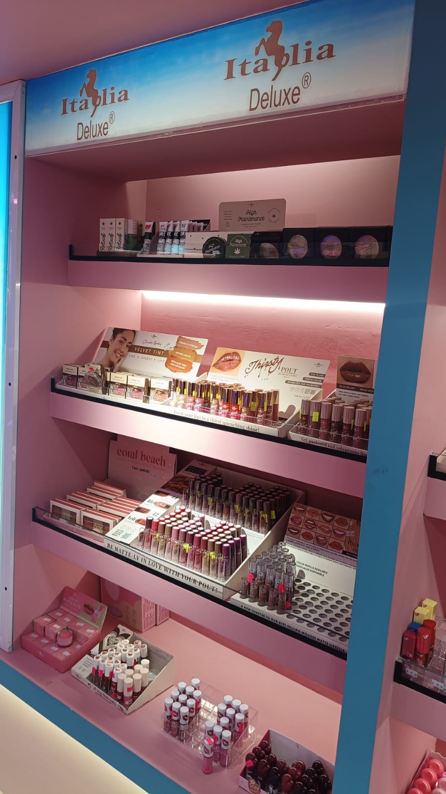 Colección de cosméticos modernos y productos de belleza