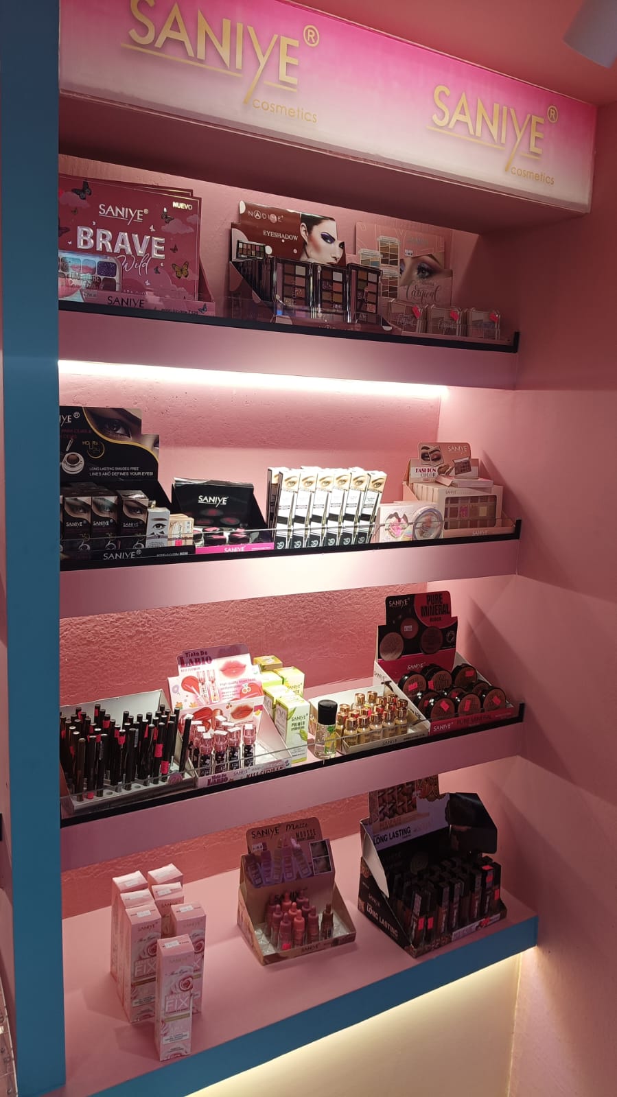 Colección de cosméticos modernos y productos de belleza